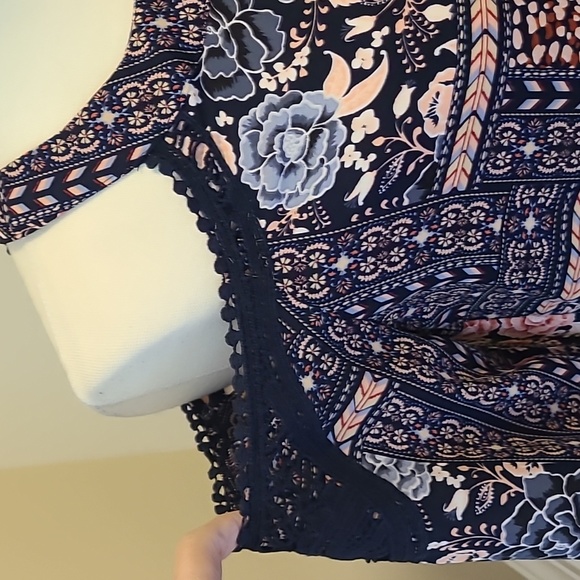 Cold shoulder bubble hem 3/4 sleeve blouse NY&co - Picture 3 of 7